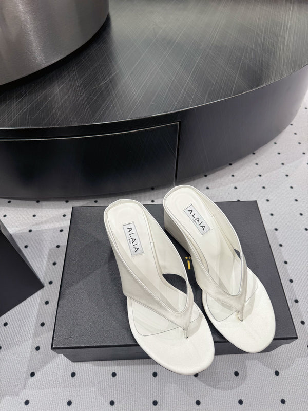 Alaia 25 Cube Thong Mules White Sheepskin 296089