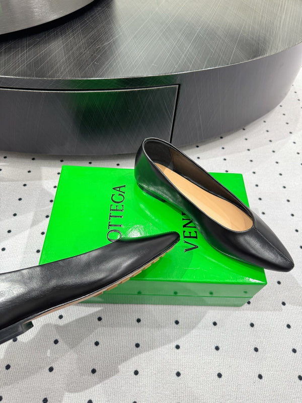 BV 26s Ballet Flats Black Calfskin