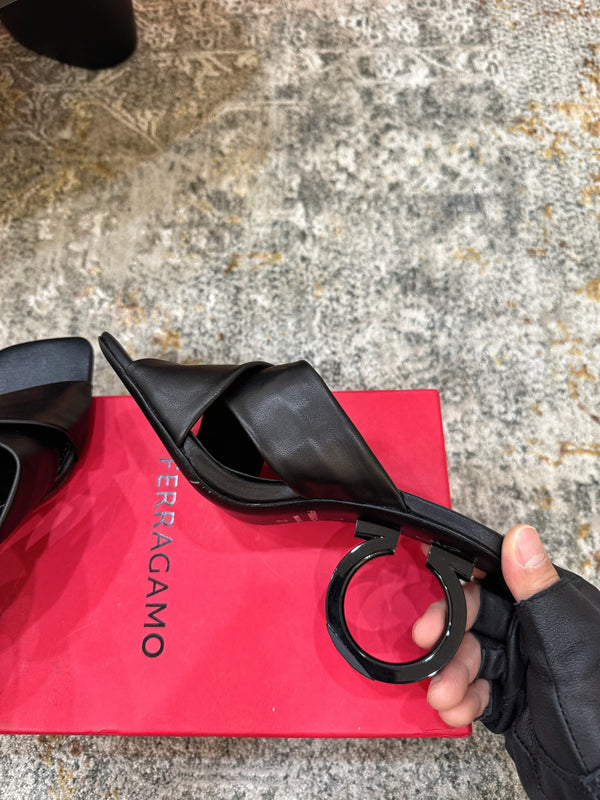 Sandales Ferragamo Gancini à talon matelassé 9cm en cuir de vachette noir 694847