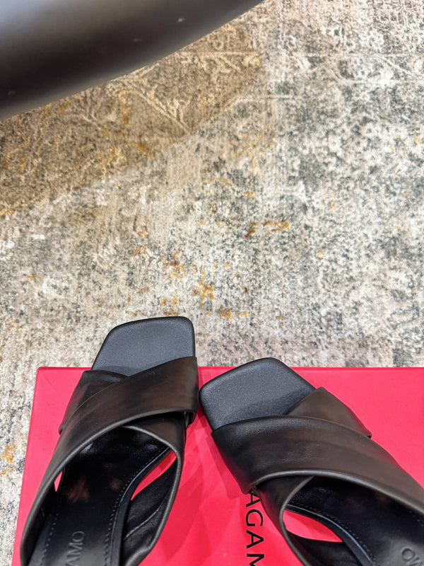 Sandales Ferragamo Gancini à talon matelassé 9cm en cuir de vachette noir 694847
