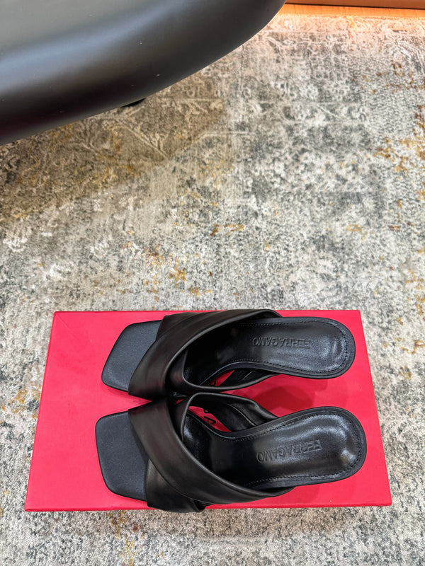 Sandales Ferragamo Gancini à talon matelassé 9cm en cuir de vachette noir 694847