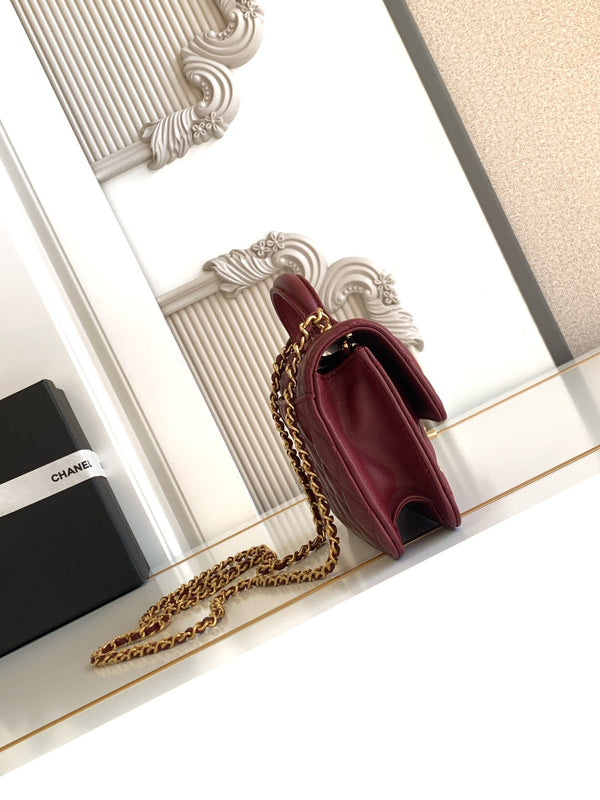 Borsa con manico CC 19 cm Doppia C in pelle di agnello bordeaux, hardware dorato