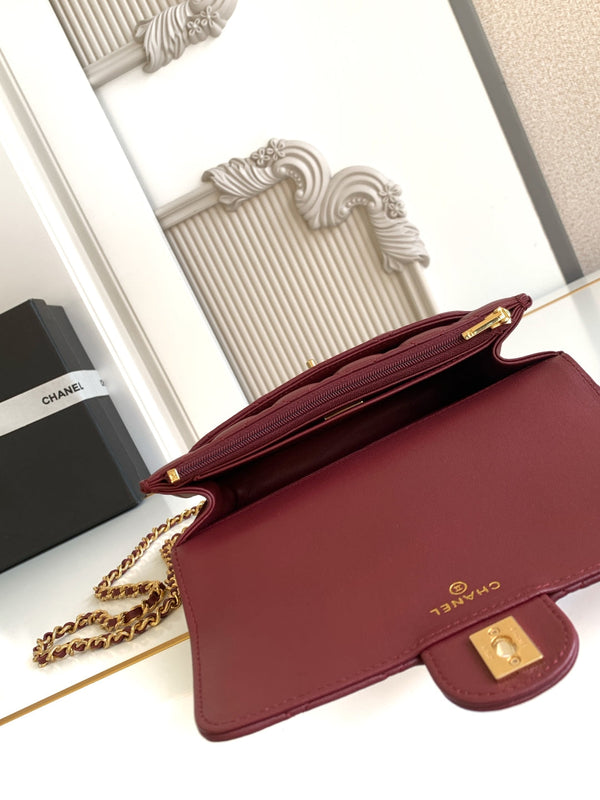 Borsa con manico CC 19 cm Doppia C in pelle di agnello bordeaux, hardware dorato