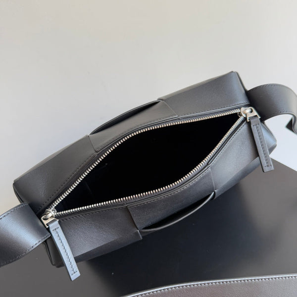 BV 25 Arco Camera Bag 28cm Black Leather