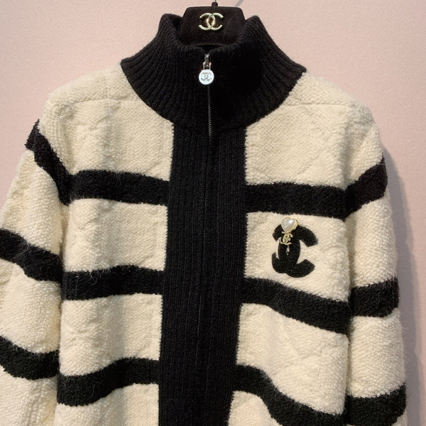 Cardigan Chanel 25 en maille rayée avec col montant et fermeture éclair en laine noire et blanche 317967