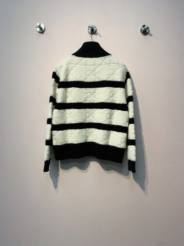 Cardigan Chanel 25 en maille rayée avec col montant et fermeture éclair en laine noire et blanche 317967