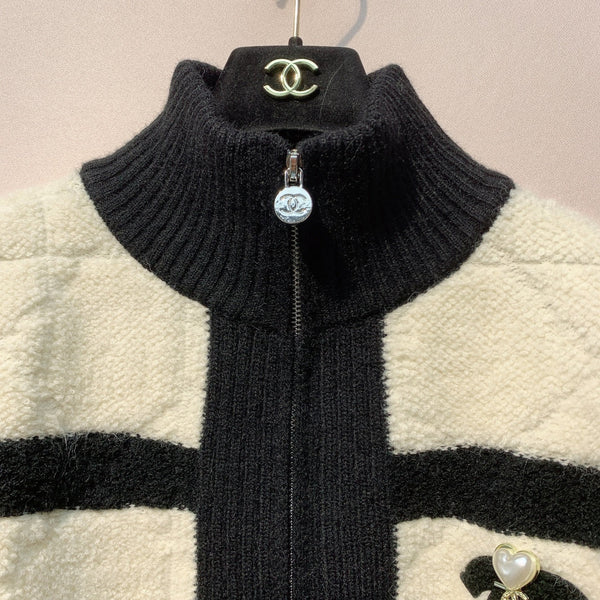 Cardigan Chanel 25 en maille rayée avec col montant et fermeture éclair en laine noire et blanche 317967
