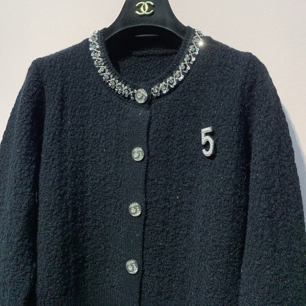 Chanel 25 Cardigan en maille à col rond boutonné sur mesure et orné de sequins Laine 317963