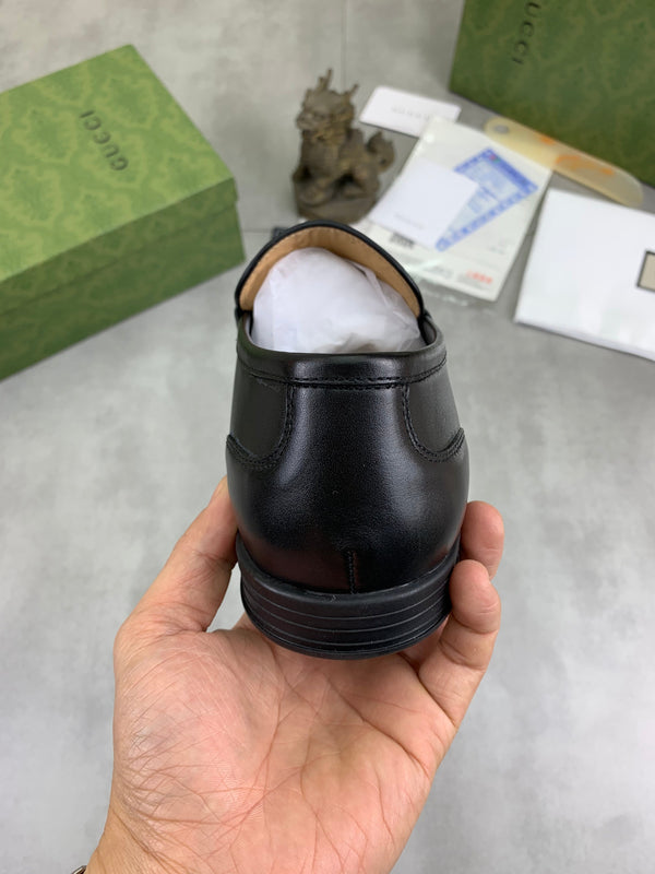 Mocassino da uomo GG con morsetto, pelle bovina nera e argento 524769