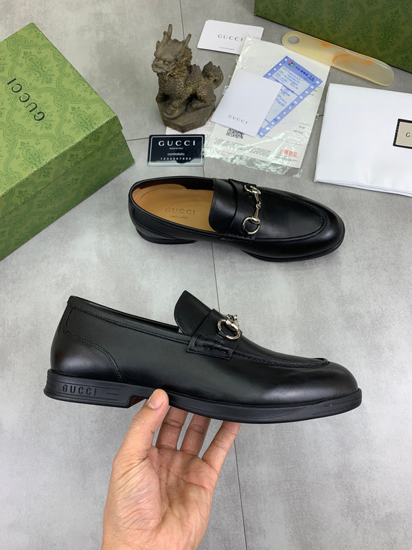 Mocassino da uomo GG con morsetto, pelle bovina nera e argento 524769