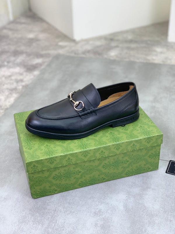 Mocassino da uomo GG con morsetto, pelle bovina nera e argento 524769