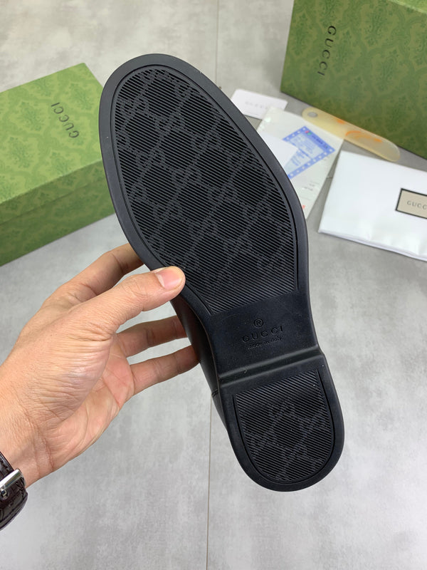 Mocassino da uomo GG con morsetto, pelle bovina nera e argento 524769