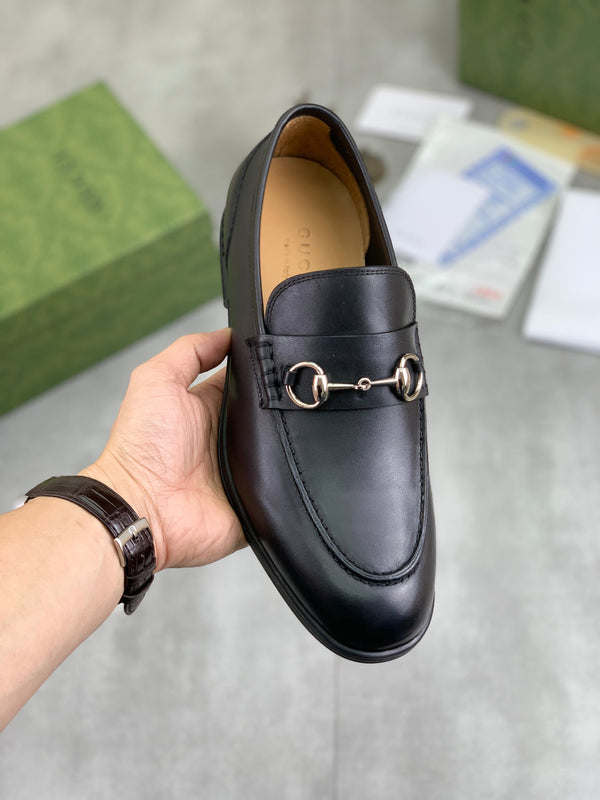 Mocassino da uomo GG con morsetto, pelle bovina nera e argento 524769