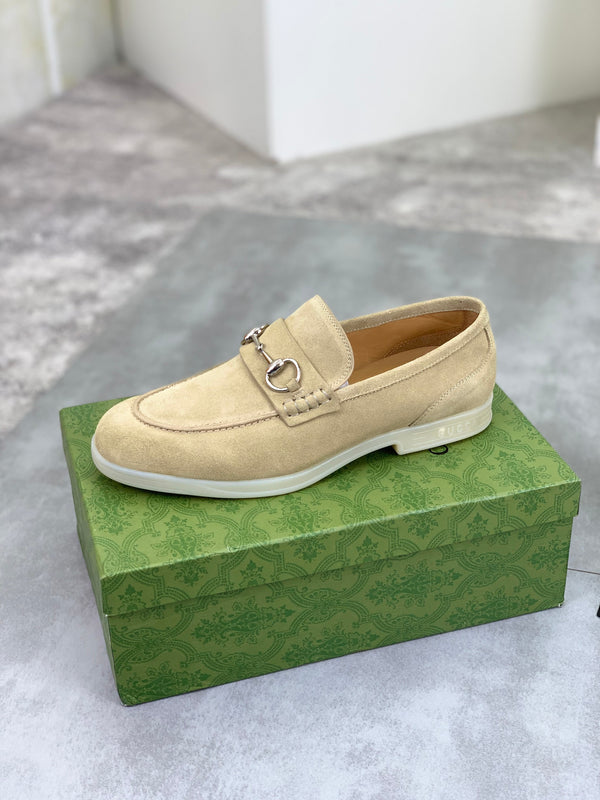 Mocassino da uomo GG con morsetto in pelle scamosciata beige 524779
