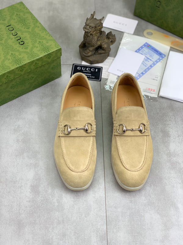 Mocassino da uomo GG con morsetto in pelle scamosciata beige 524779