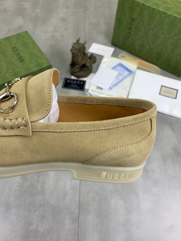 Mocassino da uomo GG con morsetto in pelle scamosciata beige 524779