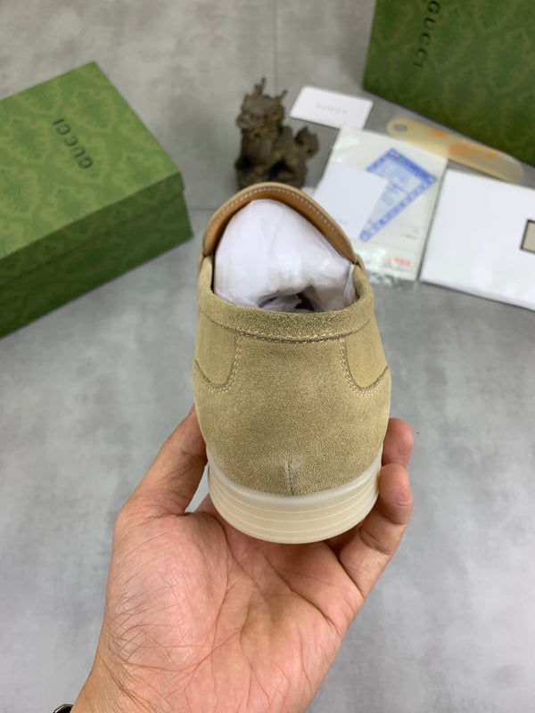 Mocassino da uomo GG con morsetto in pelle scamosciata beige 524779