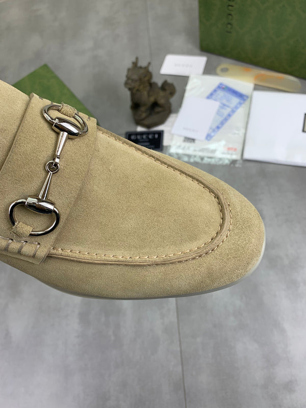 Mocassino da uomo GG con morsetto in pelle scamosciata beige 524779