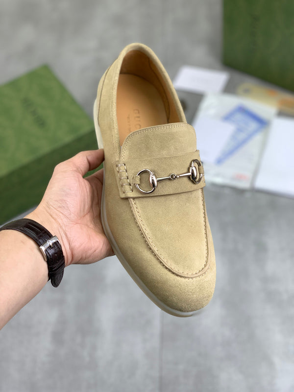 Mocassino da uomo GG con morsetto in pelle scamosciata beige 524779