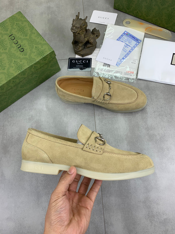 Mocassino da uomo GG con morsetto in pelle scamosciata beige 524779