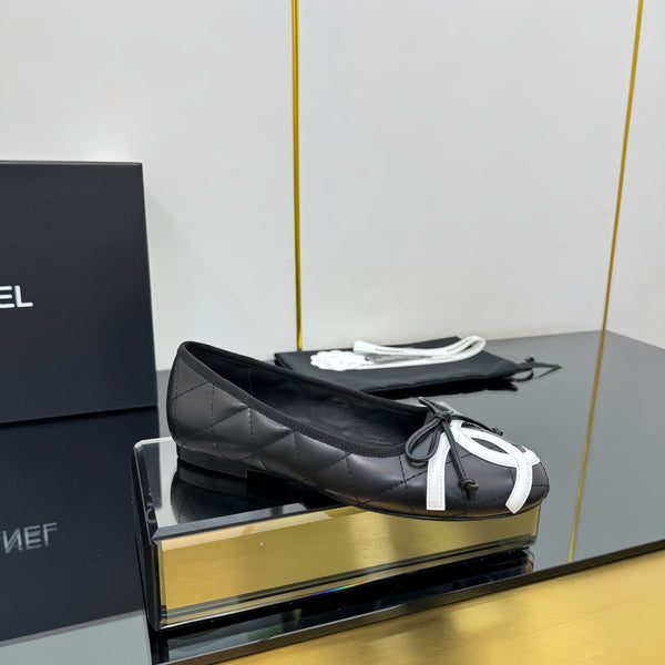 Mocassini CC in pelle di pecora mista nera/bianca con fiocco 297794