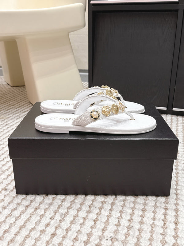 CC 26s Flip-Flops Witch Charm White Tweed Sheepskin 632368