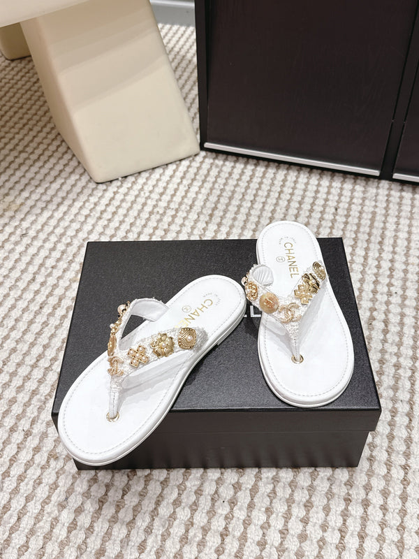 CC 26s Flip-Flops Witch Charm White Tweed Sheepskin 632368