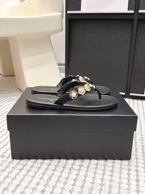 CC 26s Flip-Flops Witch Charm Black Tweed Sheepskin 632369