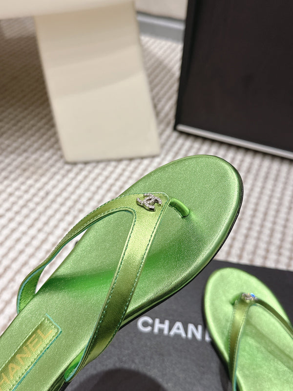 CC 26ss Flip-Flops Green Metalic Sheepskin 653602