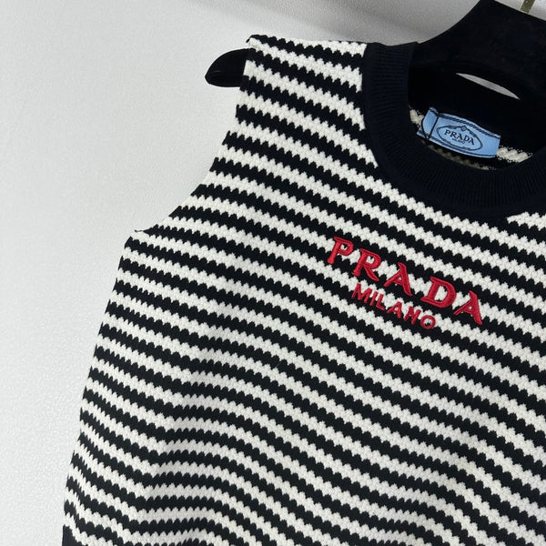 Prada Gilet en maille 26s Blanc Noir Rayures Tricot côtelé 348998