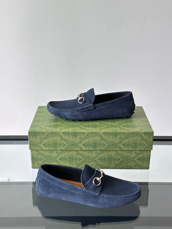 Mocassino da uomo GG con morsetto in pelle scamosciata blu navy 543472