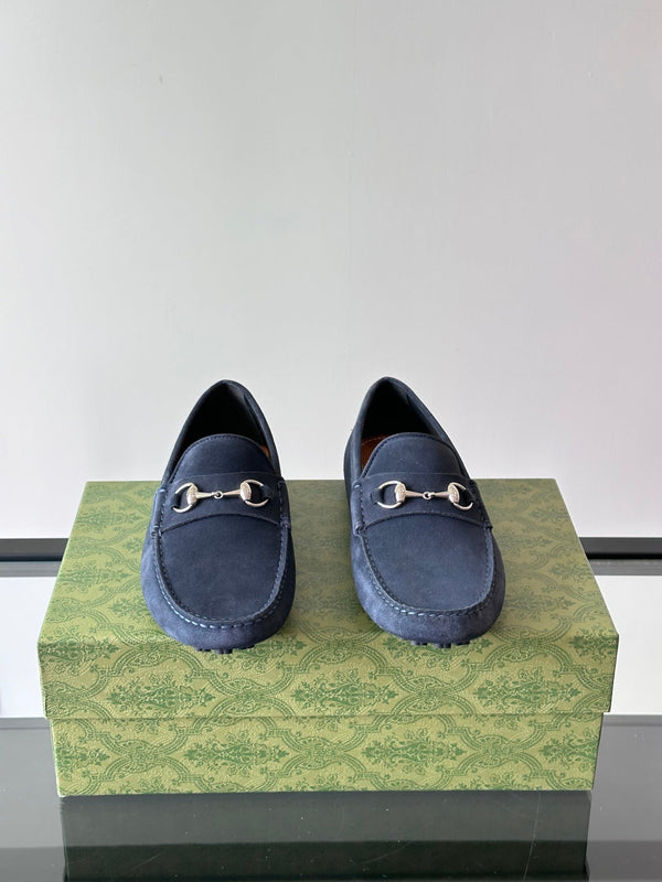 Mocassino da uomo GG con morsetto in pelle scamosciata blu navy 543472