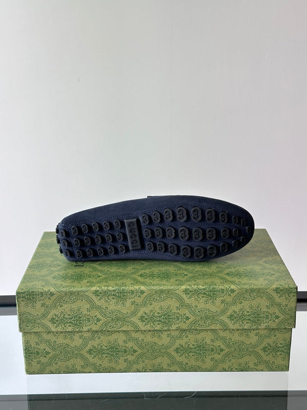 Mocassino da uomo GG con morsetto in pelle scamosciata blu navy 543472