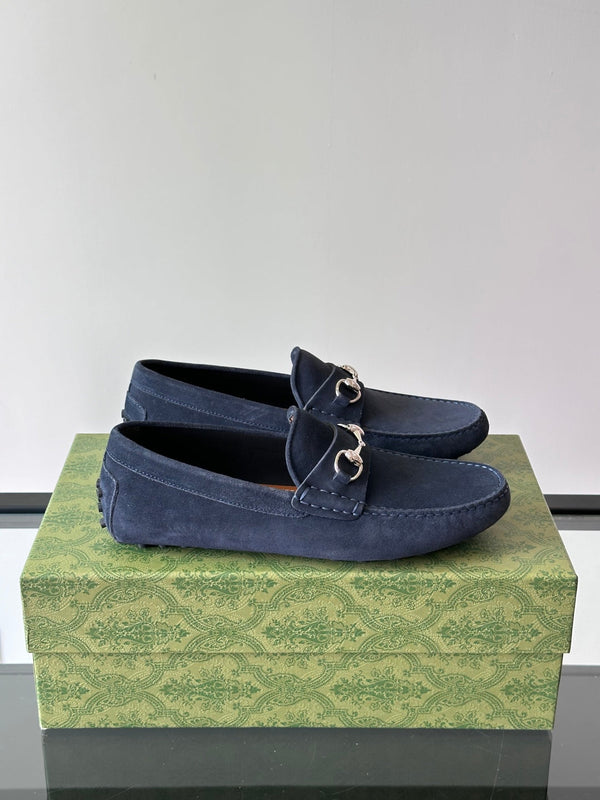 Mocassino da uomo GG con morsetto in pelle scamosciata blu navy 543472