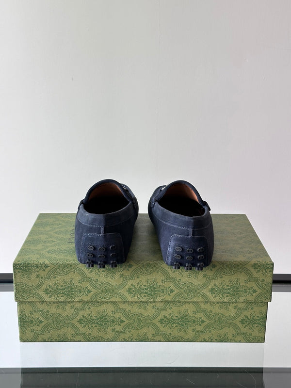 Mocassino da uomo GG con morsetto in pelle scamosciata blu navy 543472
