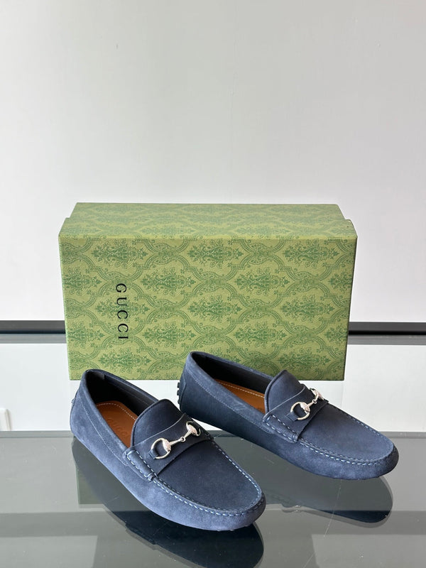 Mocassino da uomo GG con morsetto in pelle scamosciata blu navy 543472