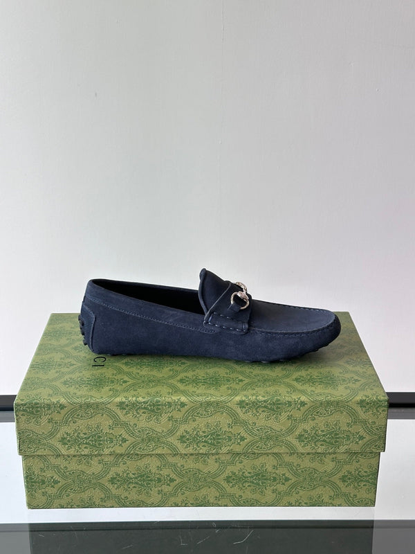 Mocassino da uomo GG con morsetto in pelle scamosciata blu navy 543472