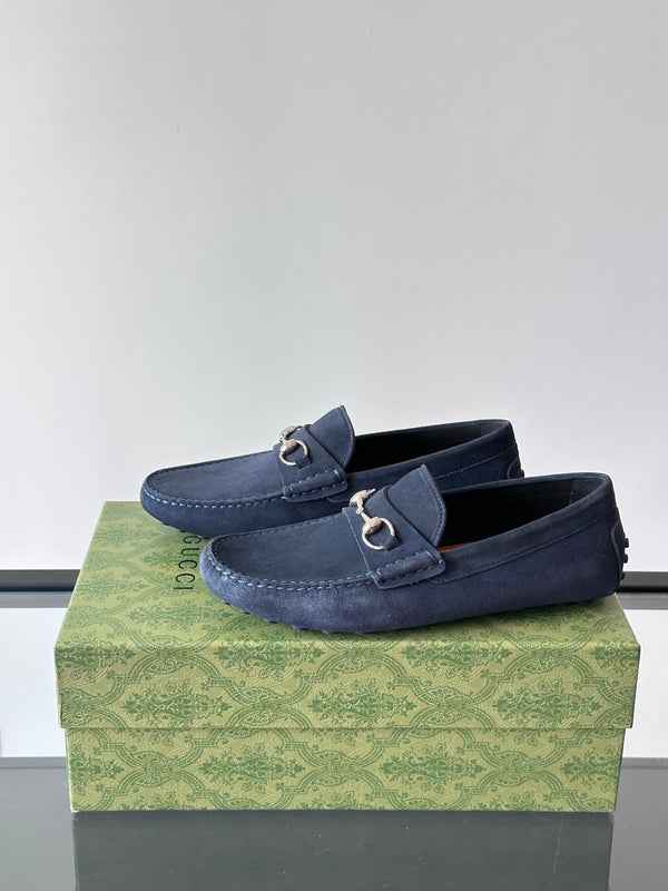 Mocassino da uomo GG con morsetto in pelle scamosciata blu navy 543472