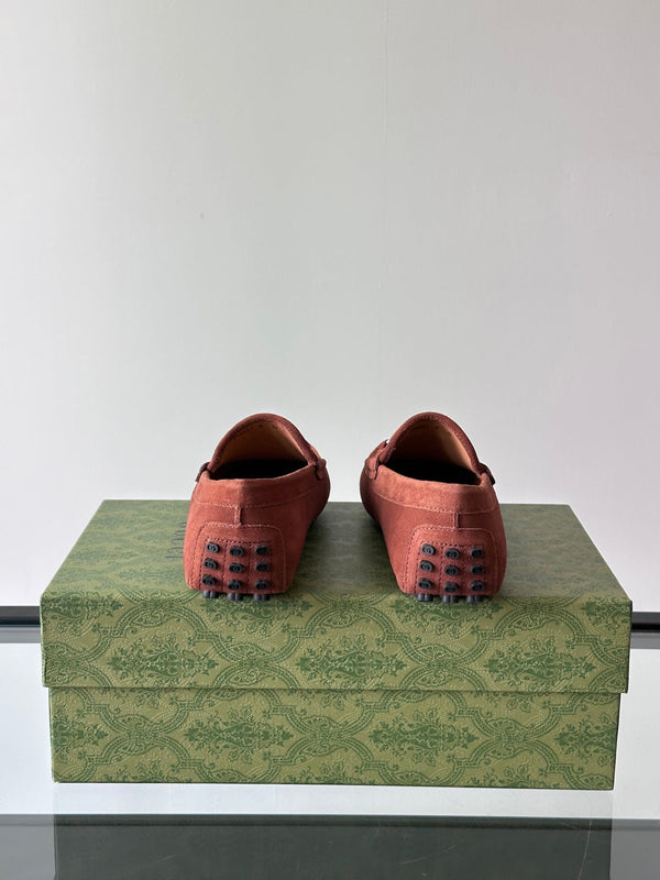 Mocassino da uomo GG Horsebit in pelle scamosciata marrone 543473