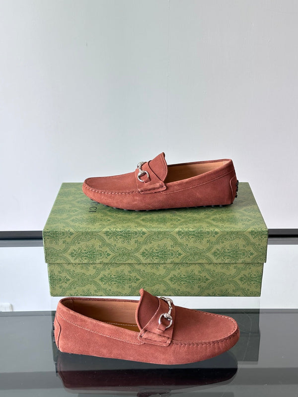 Mocassino da uomo GG Horsebit in pelle scamosciata marrone 543473