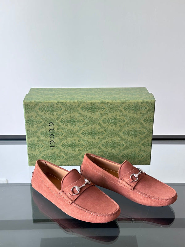 Mocassino da uomo GG Horsebit in pelle scamosciata marrone 543473