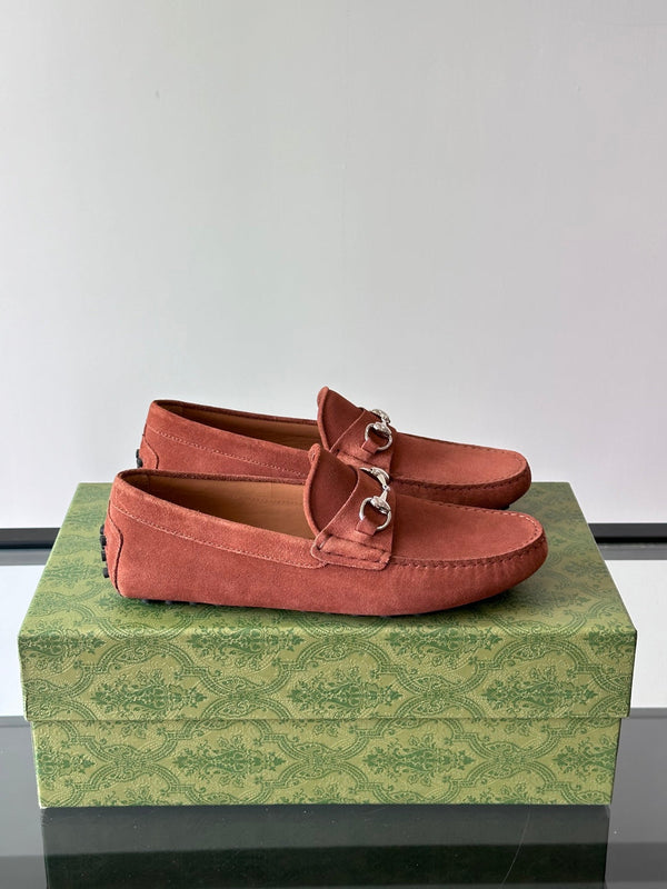 Mocassino da uomo GG Horsebit in pelle scamosciata marrone 543473