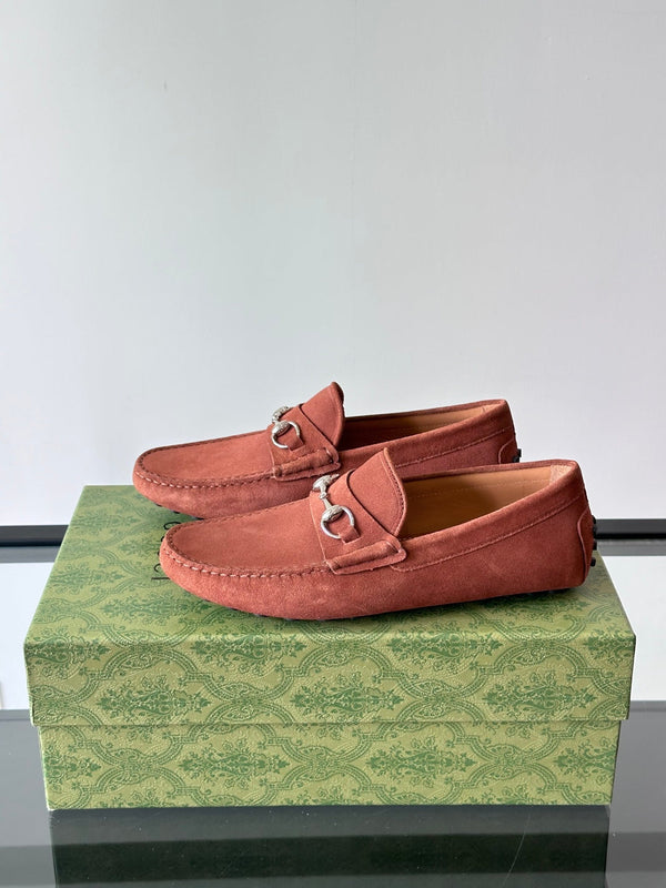 Mocassino da uomo GG Horsebit in pelle scamosciata marrone 543473