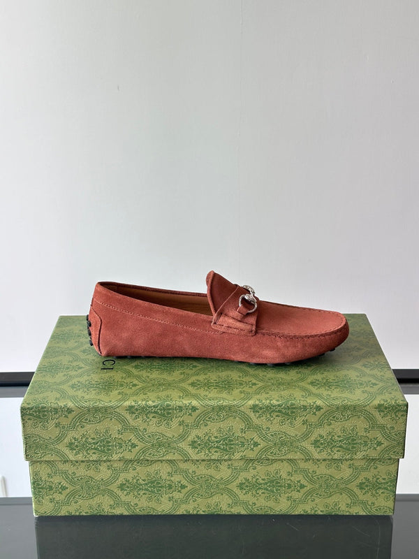 Mocassino da uomo GG Horsebit in pelle scamosciata marrone 543473