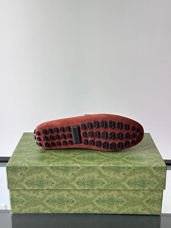 Mocassino da uomo GG Horsebit in pelle scamosciata marrone 543473