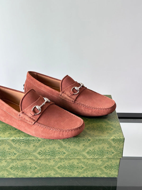 Mocassino da uomo GG Horsebit in pelle scamosciata marrone 543473