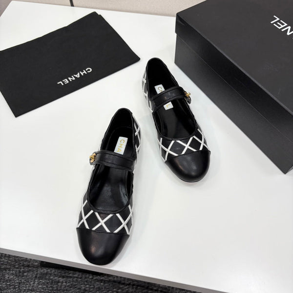 CC 25 Mary Jane White Black Quilted Calfskin