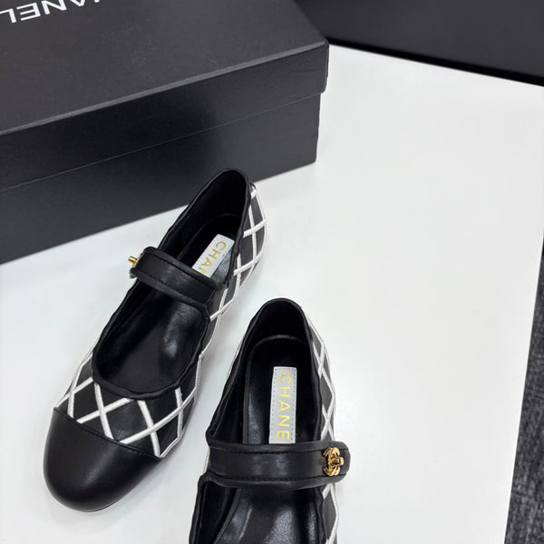 CC 25 Mary Jane White Black Quilted Calfskin