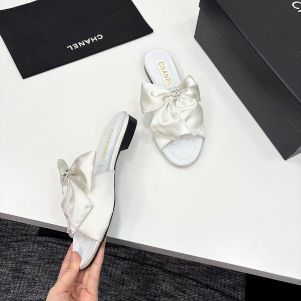 CC 25 Big Bow Mule White Satin And Sheepskin 368865