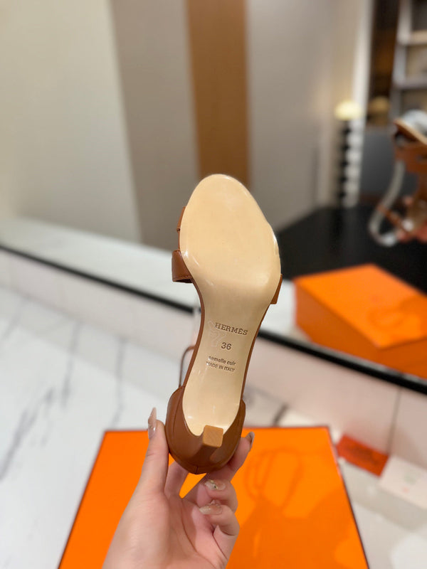 Sandali con tacco HM Joy 65mm in pelle di vacchetta marrone piatta 294930